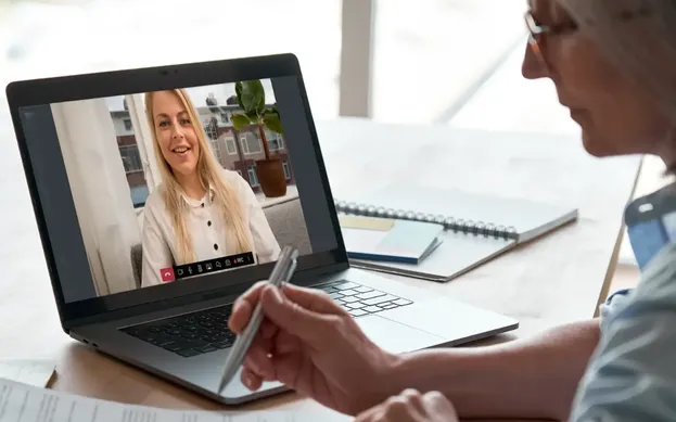 Bedrijfsarts en taakgedelegeerde voeren een videoconsult uit via WeSeeDo.