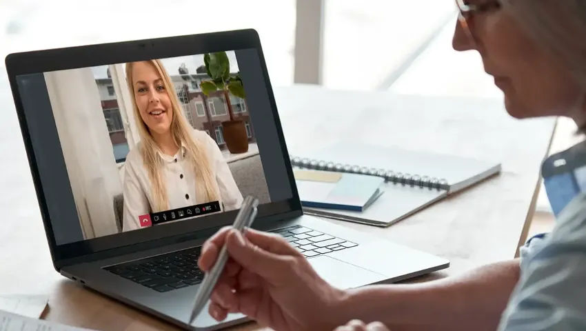 Bedrijfsarts en taakgedelegeerde voeren een videoconsult uit via WeSeeDo.