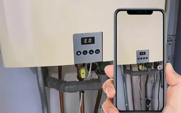 Hand die telefoon vasthoud filmt een thermostaat via WeSeeDo.