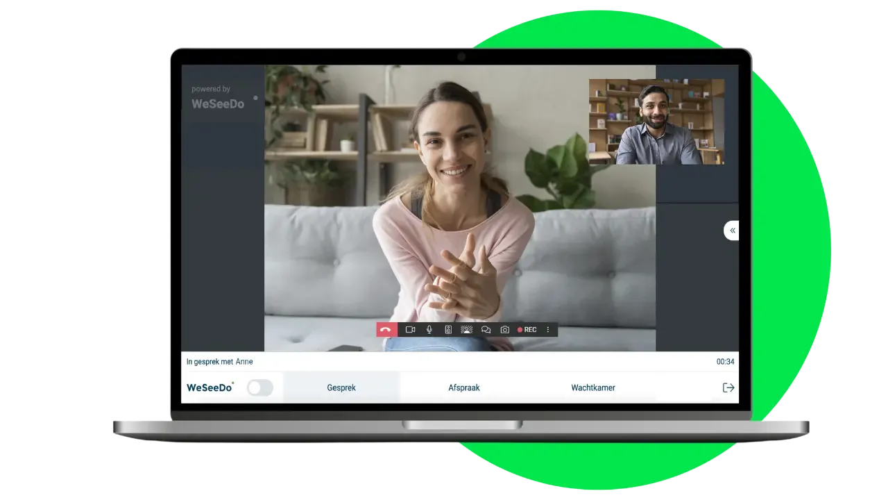 Afbeeling van een man een man en een vrouw in een beeldbelgesprek