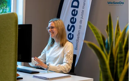 Collega Lynn van WeSeeDo deelt in een kennisessie hoe veilig en persoonlijk beeldbellen klantcontact verbetert. Ontdek praktische tips en voorbeelden.