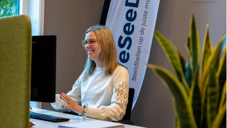 Collega Lynn van WeSeeDo deelt in een kennisessie hoe veilig en persoonlijk beeldbellen klantcontact verbetert. Ontdek praktische tips en voorbeelden.