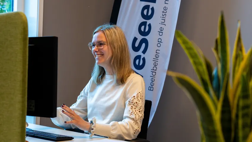 WeSeeDo'er Lynn zit achter haar bureau en geeft een kennissessie.