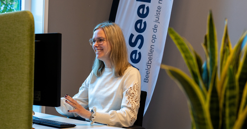 WeSeeDo&#x27;er Lynn zit achter haar bureau en geeft een kennissessie.