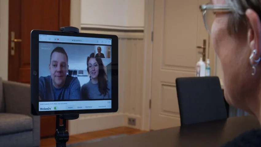 Gemeenteambtenaar beeldbelt via WeSeeDo met een inwoner.