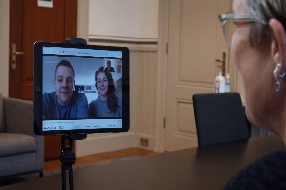 Gemeenteambtenaar beeldbelt via WeSeeDo met een inwoner.