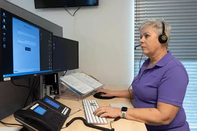 Medewerker werkt met de WeSeeDo voor veilig beeldbellen.