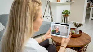 Vrouw beeldbelt via WeSeeDo op haar tablet