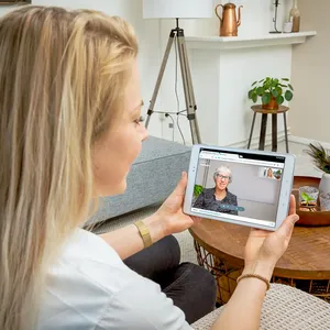 Vrouw beeldbelt via WeSeeDo op haar tablet