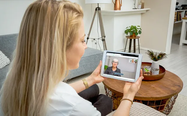 Vrouw beeldbelt via WeSeeDo op haar tablet