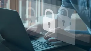 Laptop met een digitaal slot op het scherm als symbool voor de veilige verbinding van WeSeeDo.