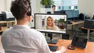 Man voert een videogesprek met een collega via WeSeeDo op zijn computer.