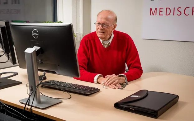 WeSeeDo-Gesprek-met-man-doctor-achter-laptop-beeldbellen