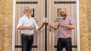 Iebele Otten van WeSeeDo houdt samen met een vertegenwoordiger van de gemeente Rotterdam de GemeenteDelers 2021 Award vast