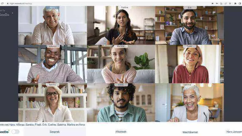 negen lachende mensen in WeSeeDo groepsgesprek
