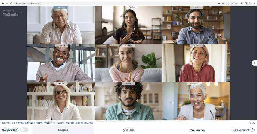 negen lachende mensen in WeSeeDo groepsgesprek