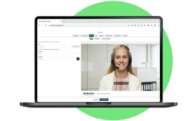Laptop geplaatst voor de groene WeSeeDo stip met op het scherm een screenshot van de beheeromgeving