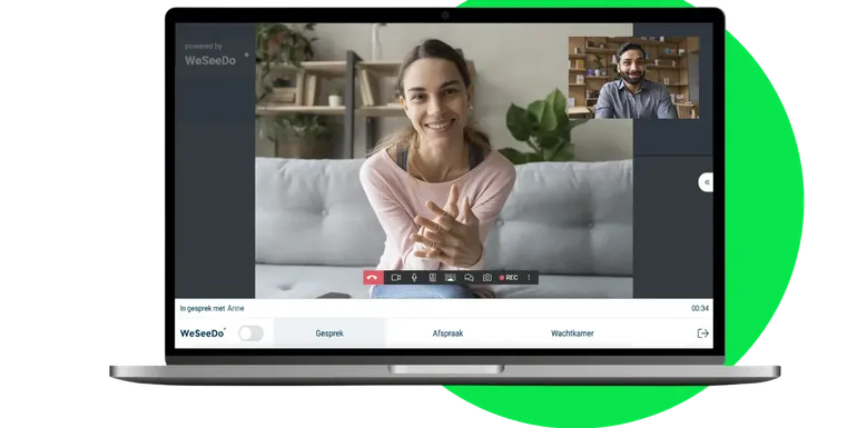 Afbeeling van een man een man en een vrouw in een beeldbelgesprek