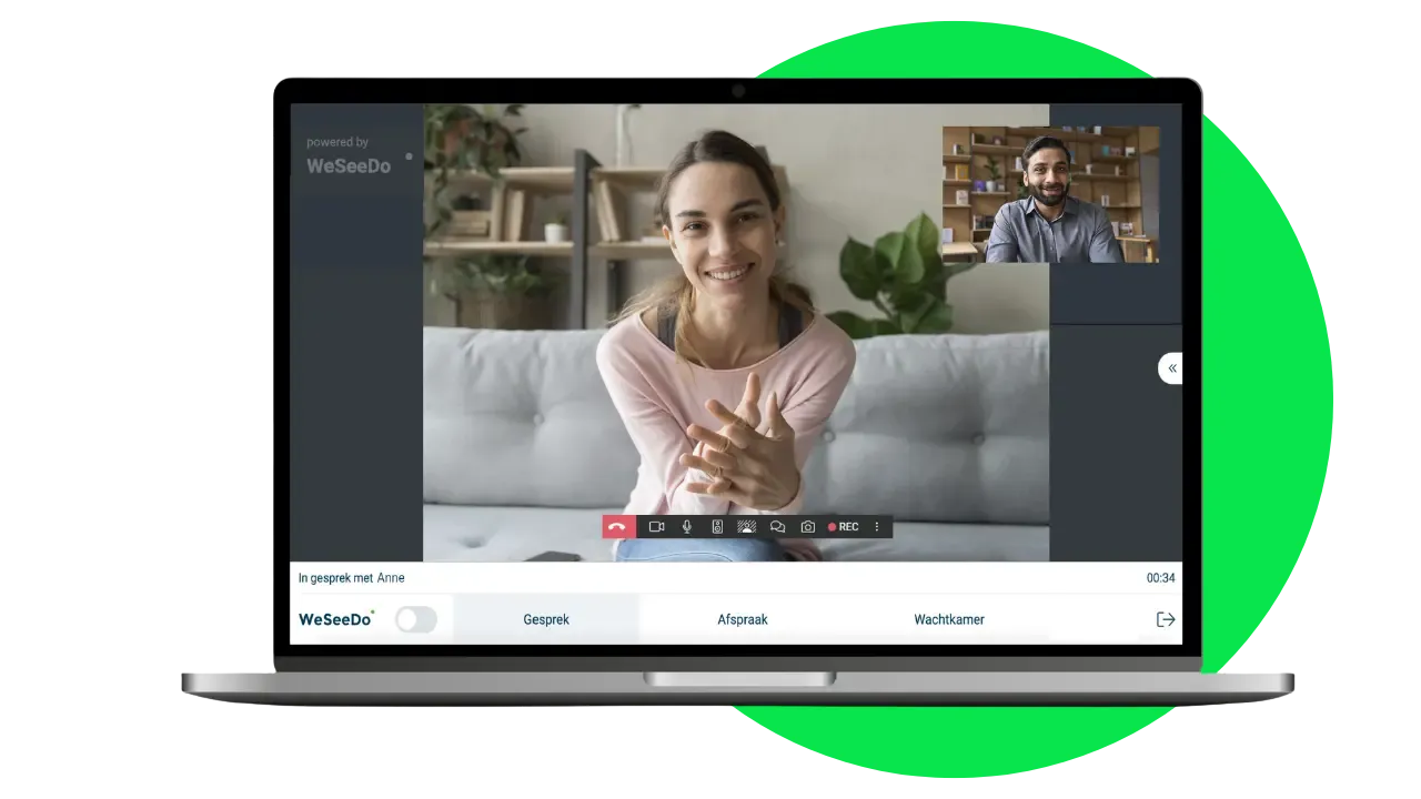 Afbeeling van een man een man en een vrouw in een beeldbelgesprek
