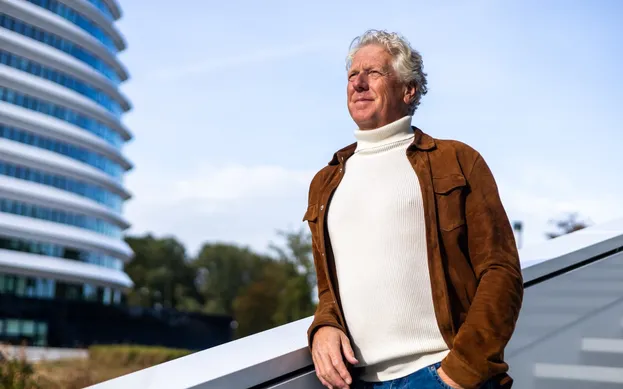 Portret van Iebele Otten, oprichter van WeSeeDo, specialist in vertrouwelijke gesprekken op afstand.