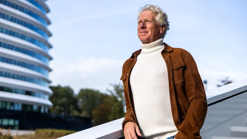 Portret van Iebele Otten, oprichter van WeSeeDo, specialist in vertrouwelijke gesprekken op afstand.