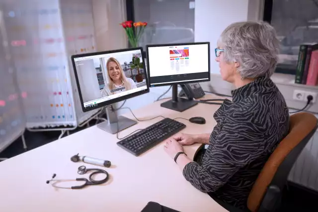 Vrouwlijke dokter heeft consult online met patient via WeSeeDo